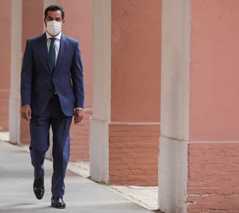Las encuestas impulsan a Juanma Moreno en Andalucía pero le dejan en manos de Vox