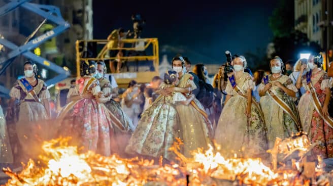 Falleras en la Cremá de Valencia.