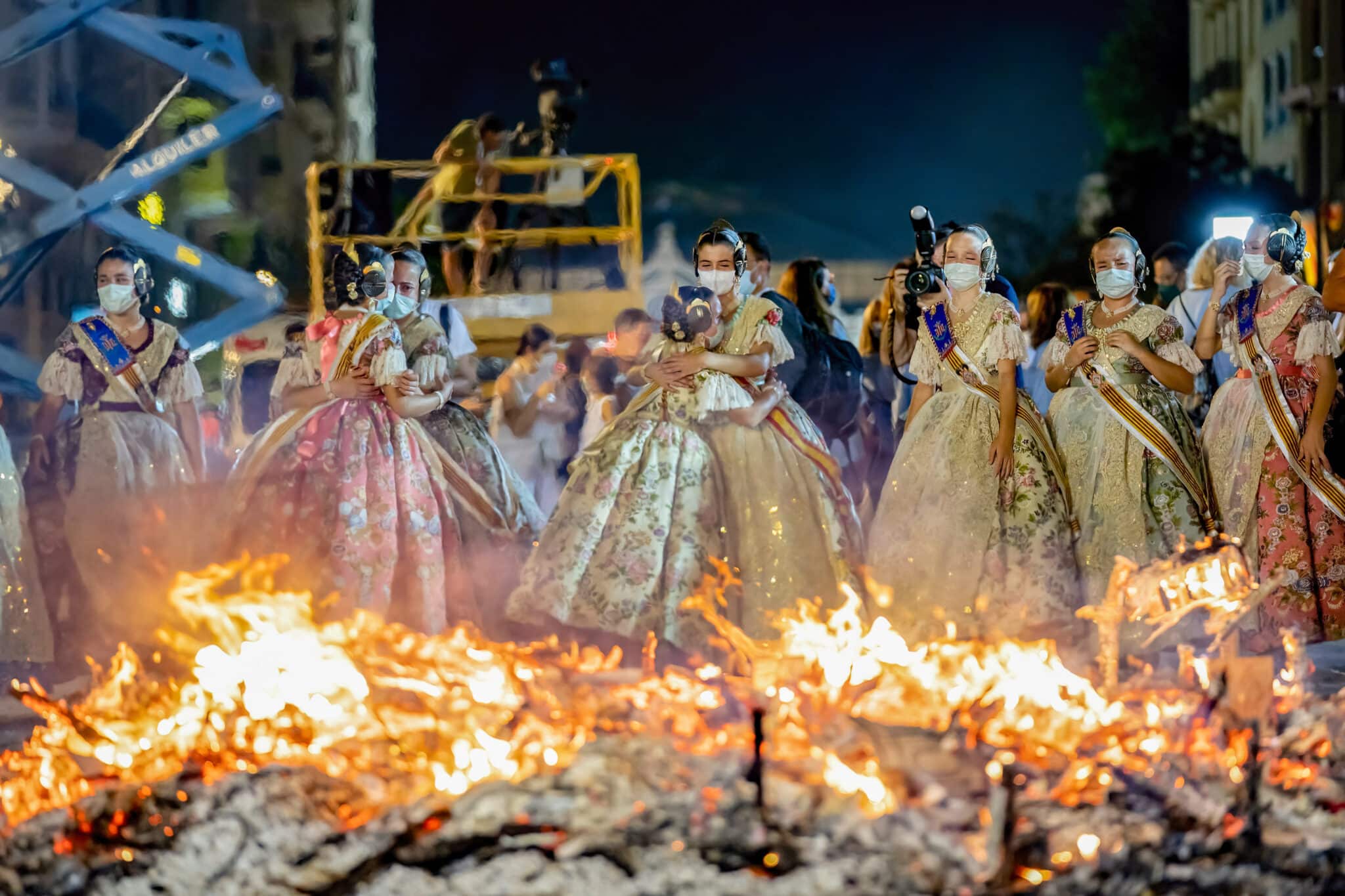 Falleras en la Cremá de Valencia.