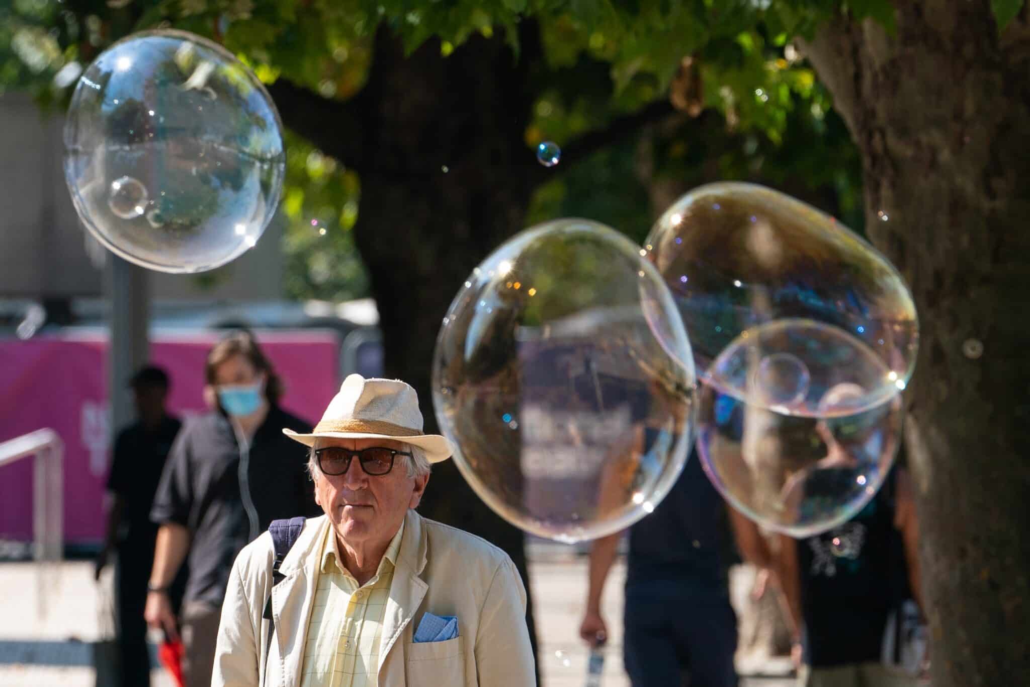 Un hombre pasea por Londres en septiembre de 2021.