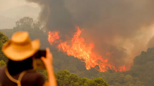 Muere un bombero en el incendio de Sierra Bermeja que sigue descontrolado