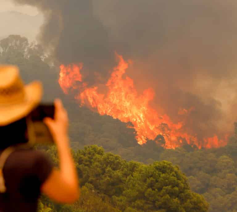 Muere un bombero en el incendio de Sierra Bermeja que sigue descontrolado