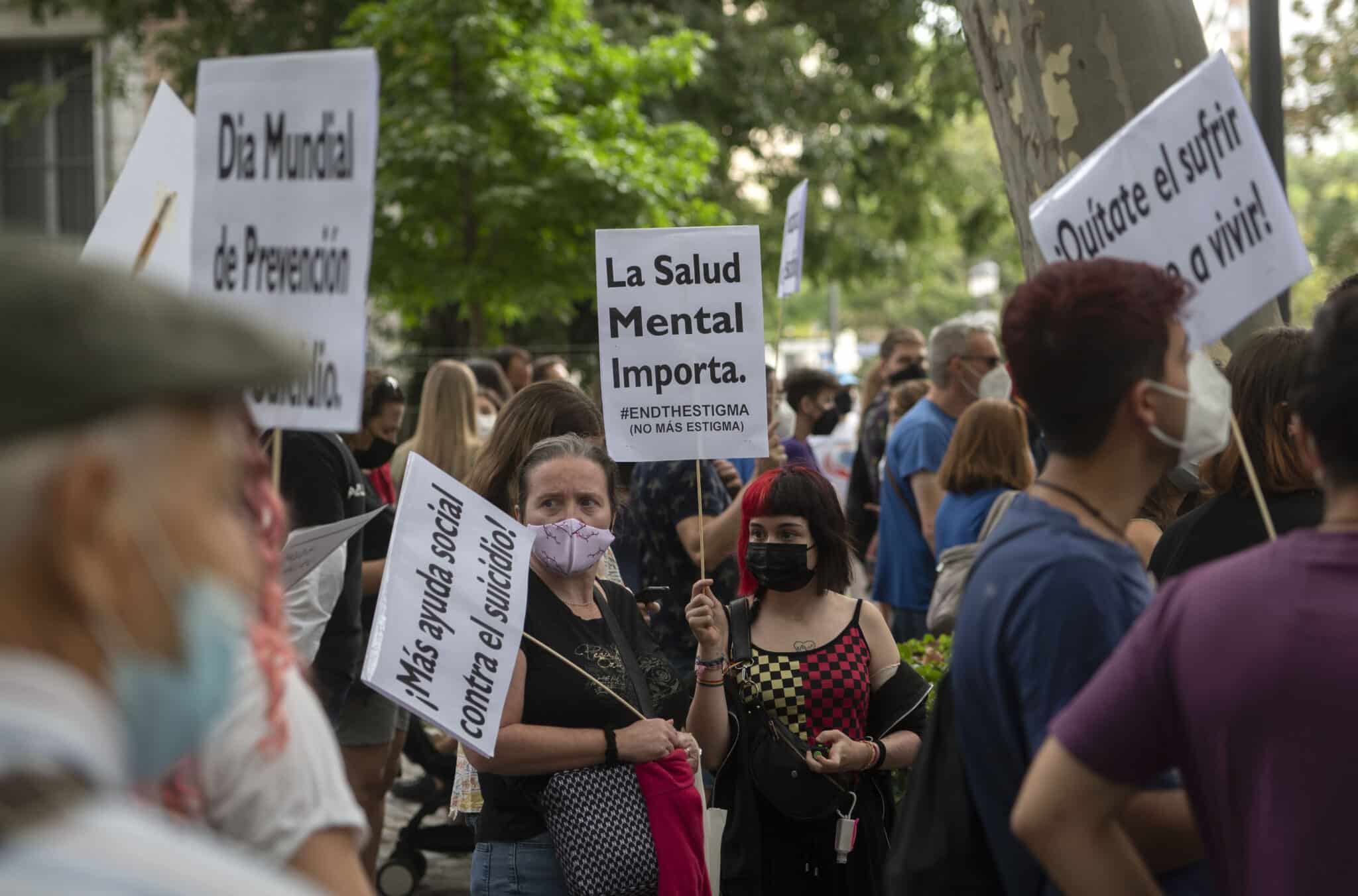 Una mujer sostiene una pancarta donde se lee "La Salud Mental Importa", en una manifestación por un Plan Nacional de Prevención del Suicidio.
