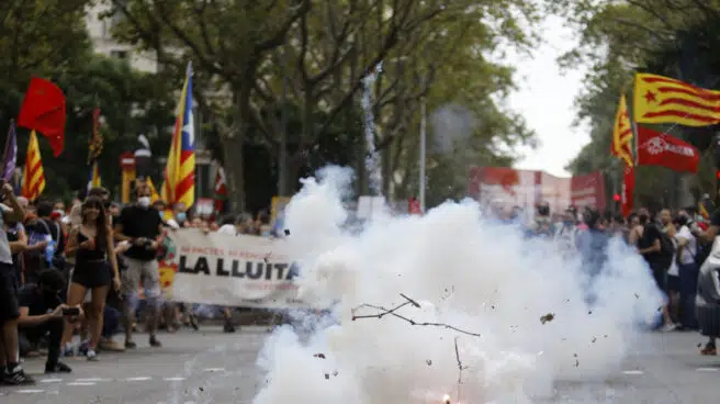 Radicales independentistas provocan altercados en la jefatura de la Policía Nacional en Barcelona