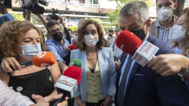 Vítores y gritos de "¡presidenta, presidenta!" a la entrada de Ayuso en la CEU San Pablo de Madrid