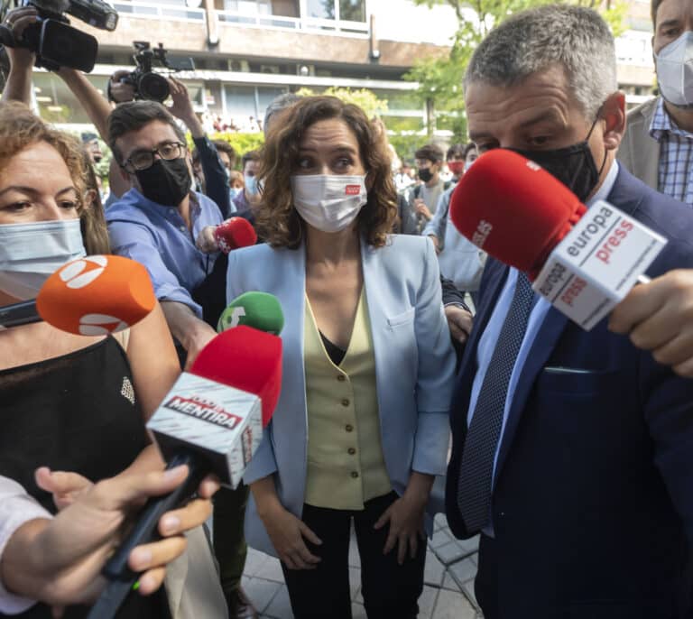 Vítores y gritos de "¡presidenta, presidenta!" a la entrada de Ayuso en la CEU San Pablo de Madrid