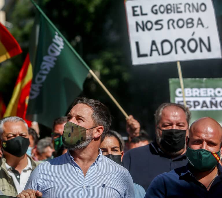 Abascal acusa a UGT y CCOO de "callar y cobrar" ante la subida de la luz