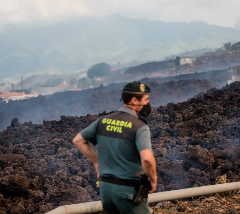 Las imágenes de la lava bajando por la colina de La Palma hacia el mar