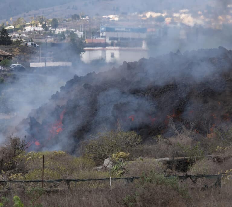 La colada del volcán se ralentiza y se hace más destructiva