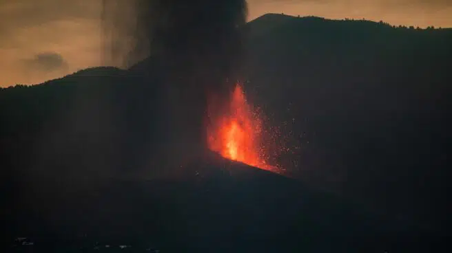 La lava fluye lenta y amenaza áreas en las que se ha evacuado a 800 personas