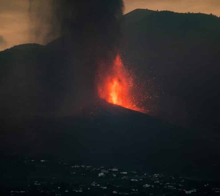 La lava fluye lenta y amenaza áreas en las que se ha evacuado a 800 personas