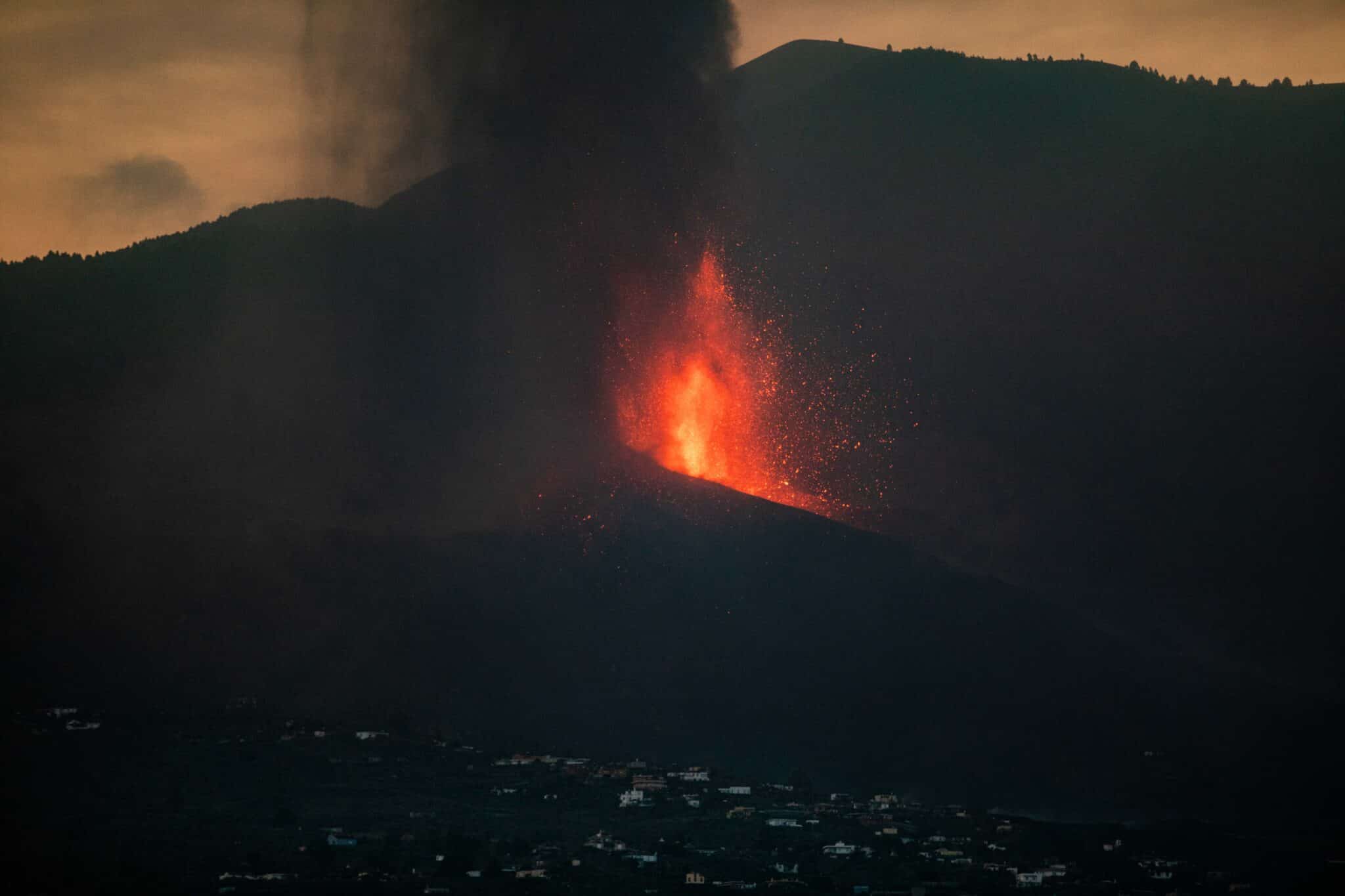 El volcán sigue en fase estable y se descarta que la lava llegue al mar en los próximos dos días