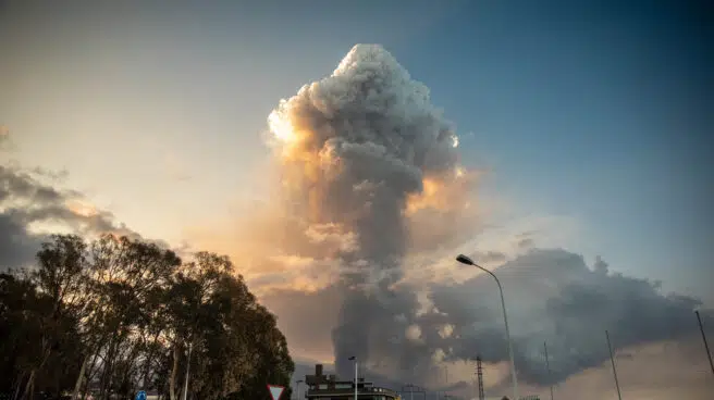 El volcán de La Palma obliga a evacuar tres municipios y a suspender los vuelos a la isla por la nube de ceniza