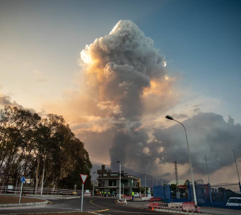 El volcán de La Palma obliga a evacuar tres municipios y a suspender los vuelos a la isla por la nube de ceniza