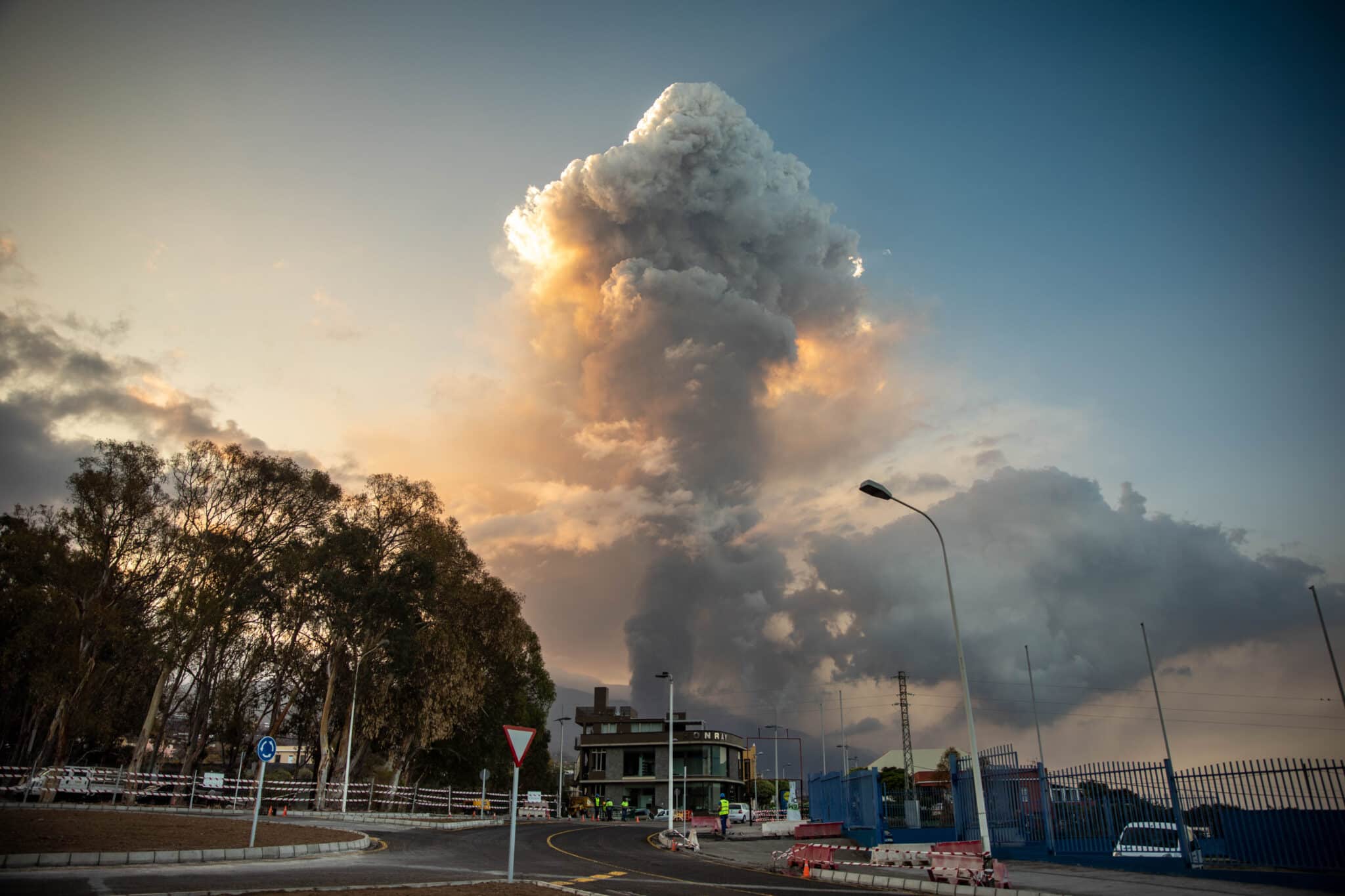 El volcán de La Palma obliga a evacuar tres municipios y a suspender los vuelos a la isla por la nube de ceniza