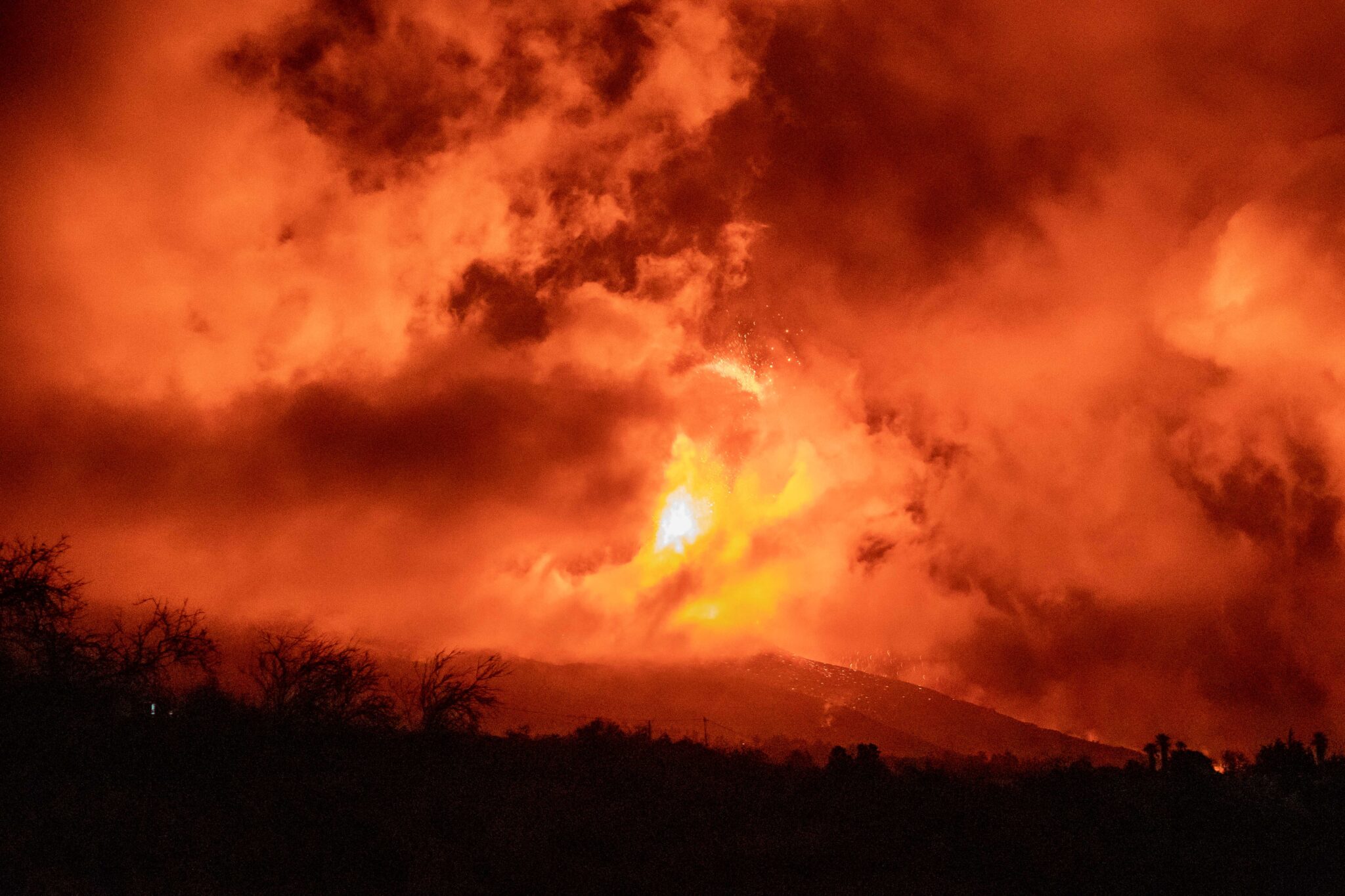 El volcán de Cumbre Vieja sigue en fase explosiva y las cenizas ya llegan a La Gomera