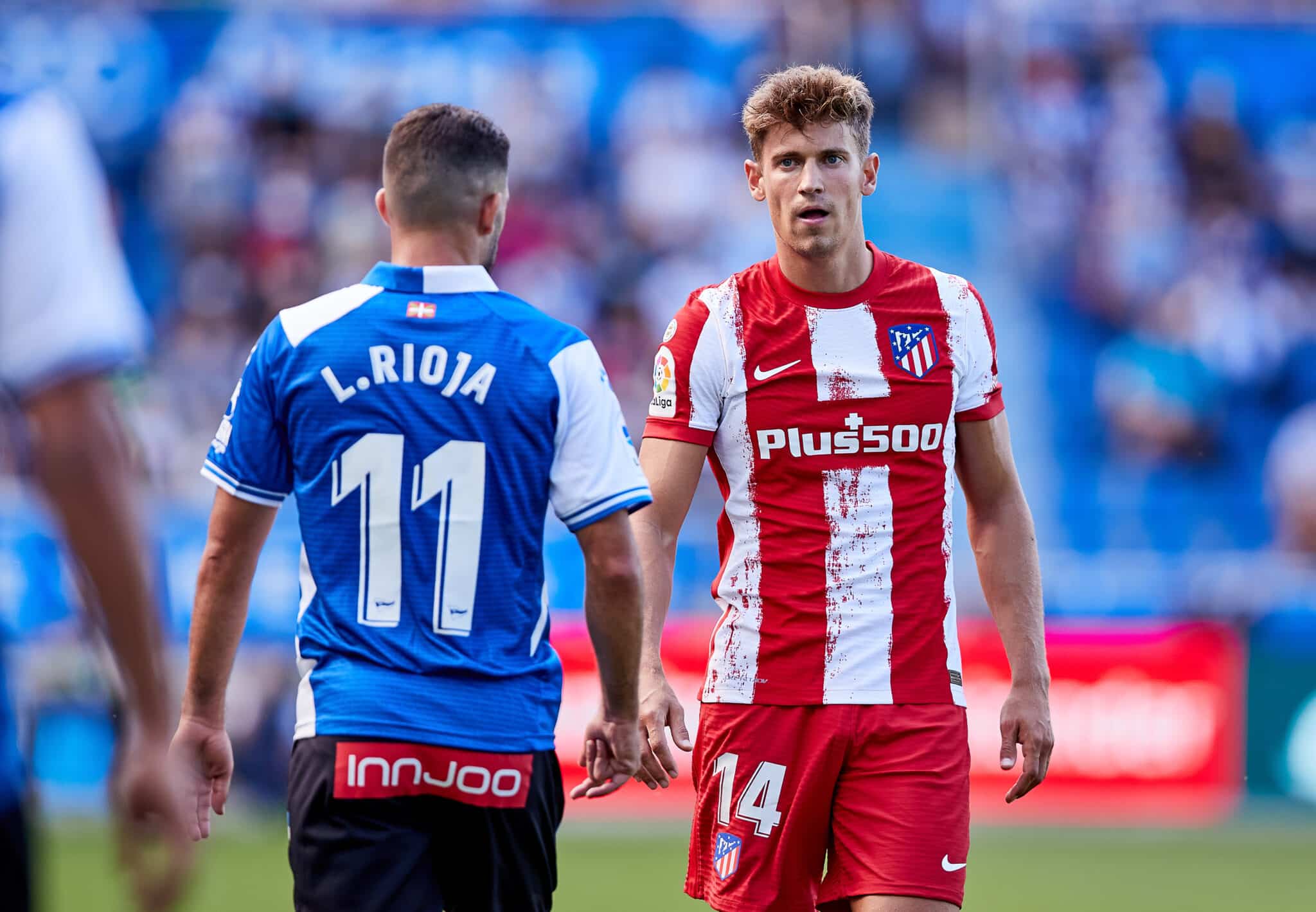 Marcos Llorente, jugador del Atlético, junto a Luis Rioja, del Alavés, en el partido de Liga en Mendizorroza