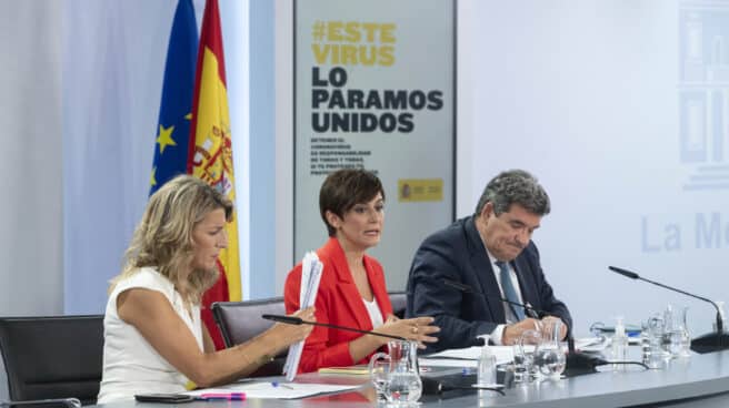 La vicepresidenta segunda y ministra de Trabajo y Economía Social, Yolanda Díaz (izq.); la ministra Portavoz, Isabel Rodríguez, y el ministro de Inclusión, Seguridad Social y Migraciones, José Luis Escrivá, en rueda de prensa.