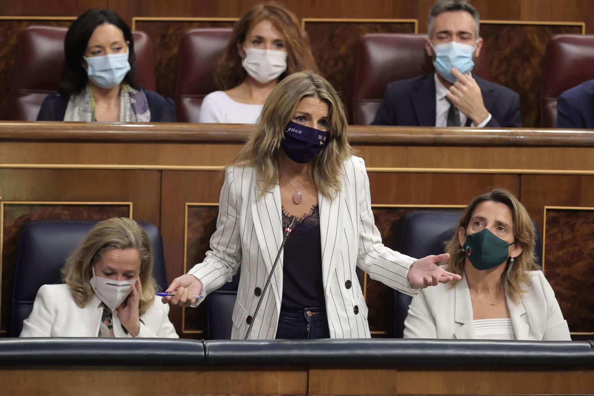 Yolanda Díaz interviene en el Congreso junto a Calviño y Ribera.