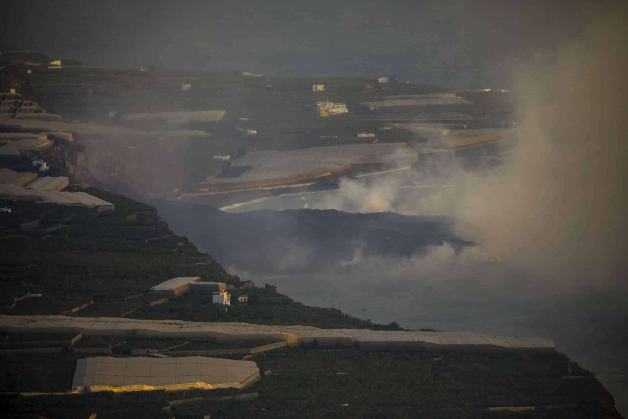 Vista aérea de la lava dentro del mar de La Palma.