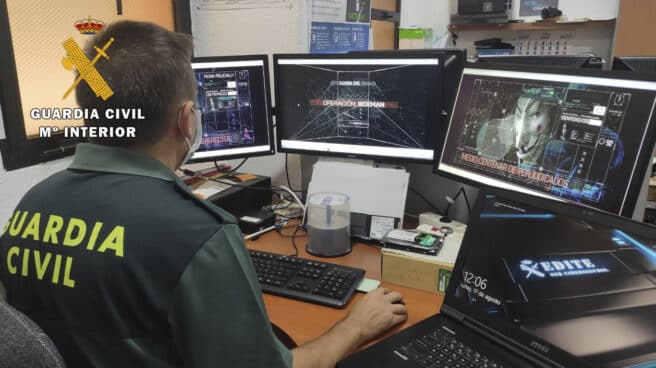 Guardia Civil visualizando ciberdelitos