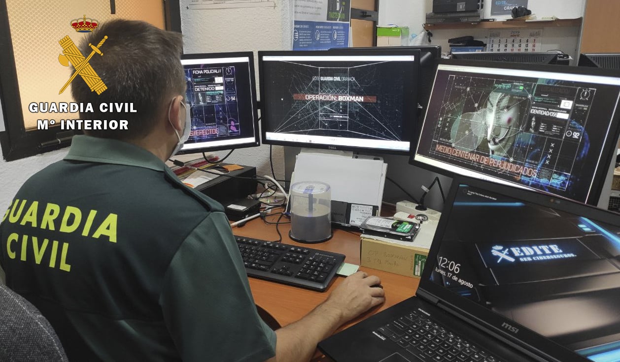 Guardia Civil visualizando ciberdelitos
