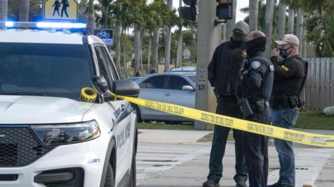 Los agentes del alguacil, la policía de Lakeland y unidades de élite de la policía estadounidense (SWAT) respondieron al área cerca de Fulton Greed Road, en Lakeland.