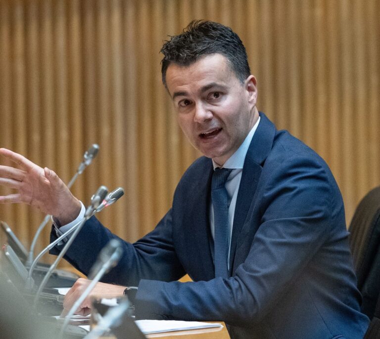 Sánchez sustituye a Lastra por el canario Héctor Gómez como portavoz del PSOE en el Congreso