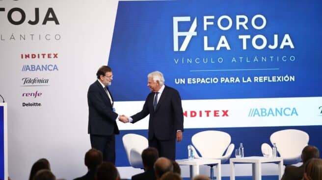 Los expresidentes de Gobierno Mariano Rajoy y Felipe González mantienen una charla en el Foro La Toja de O Grove (Pontevedra)