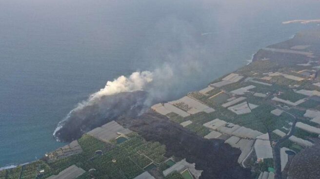 La lava ha formado un pequeño delta tras su llegada al mar en La Palma