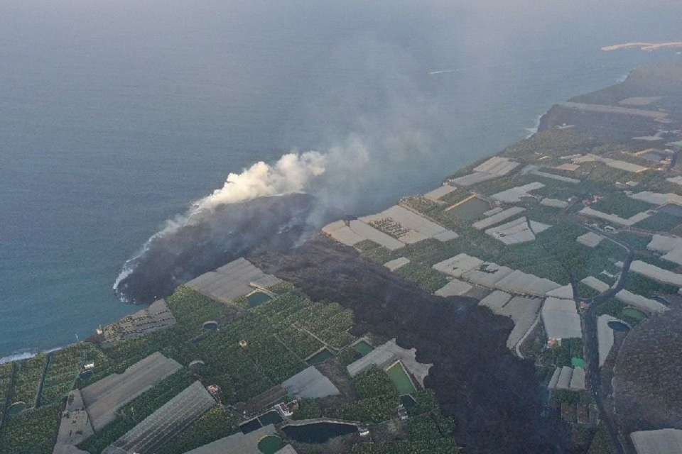 La lava ha formado un pequeño delta tras su llegada al mar en La Palma