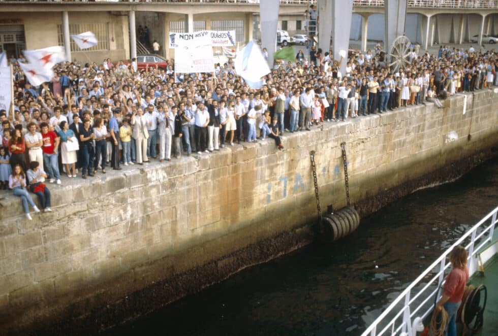 Una multitud aclama al barco Sirius de Greenepeace a su llegada a Vigo