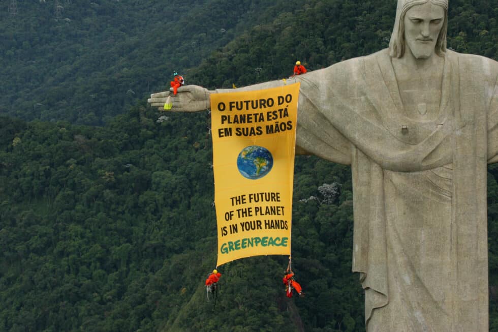 Activistas de Greenpeace despliegan una pancarta de la famosa estatua del Cristo Redentor en Río de Janeiro para pedir a los gobiernos que protejan la biodiversidad mundial.