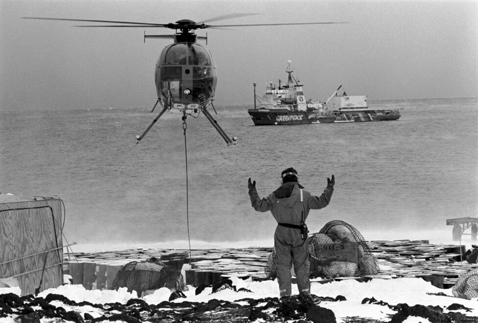 un helicóptero lleva alimente al campamento de Greeenpeace