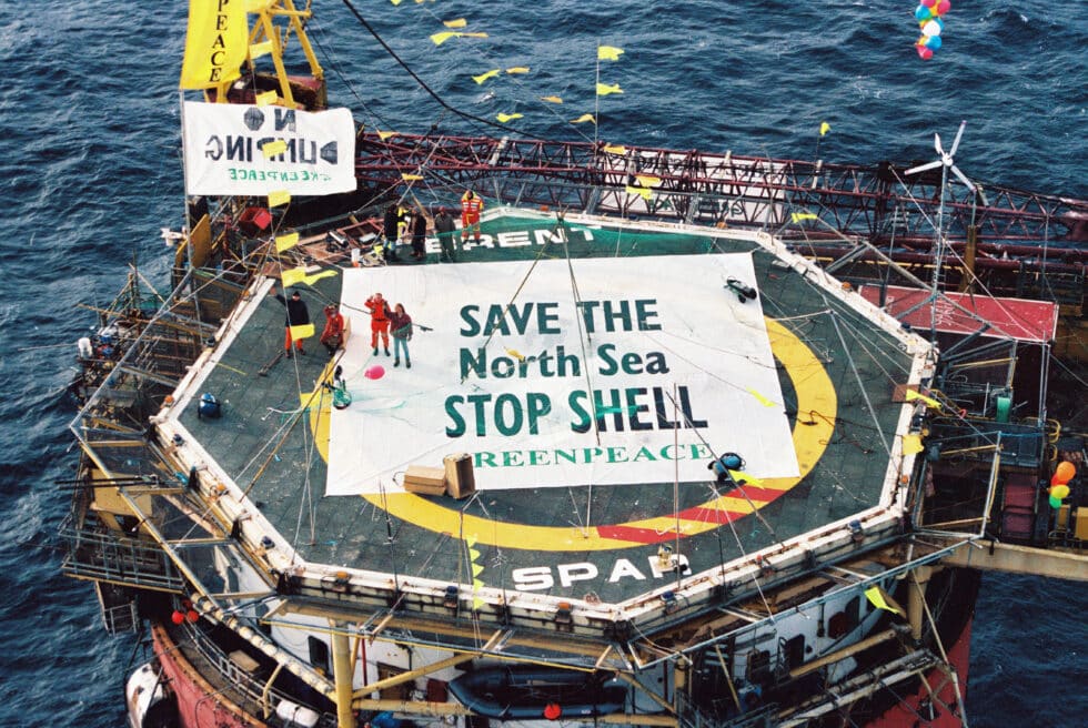 Greenpeace ocupar la instalación petrolera BRENT SPAR de Shell para evitar vertidos en el Mar del Norte.