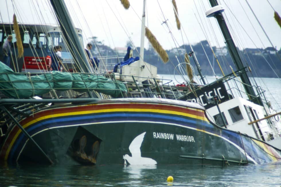 El Rainbow Warrior tras las explosión de dos minas Marsden Wharf en el puerto de Auckland.