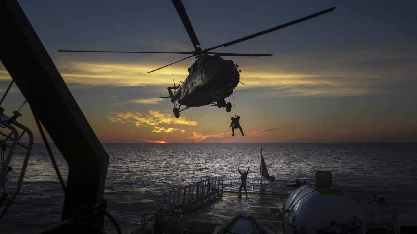 Los servicios de seguridad rusos descienden desde un helicóptero a la cubierta del Arctic Sunrise.
