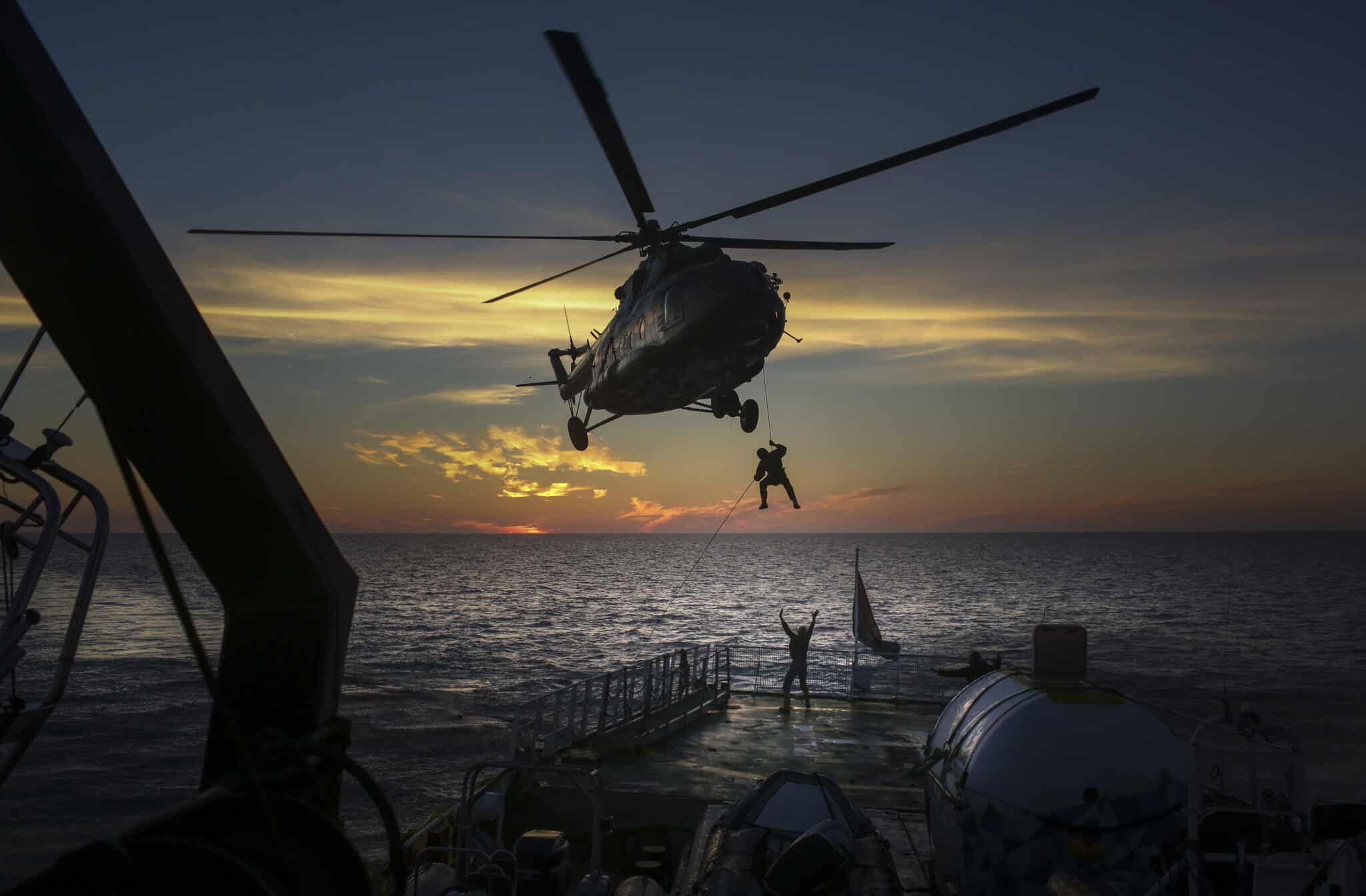 Los servicios de seguridad rusos descienden desde un helicóptero a la cubierta del Arctic Sunrise.