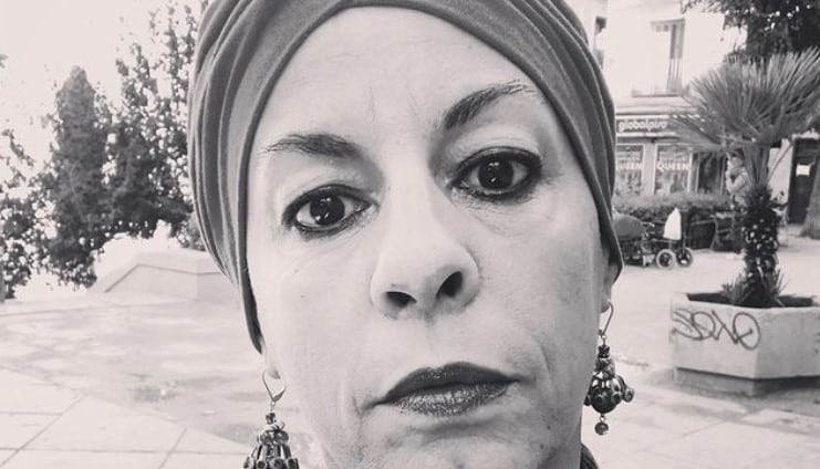 Selfie de la actriz, Cristina Medina, con un turbante en la cabeza