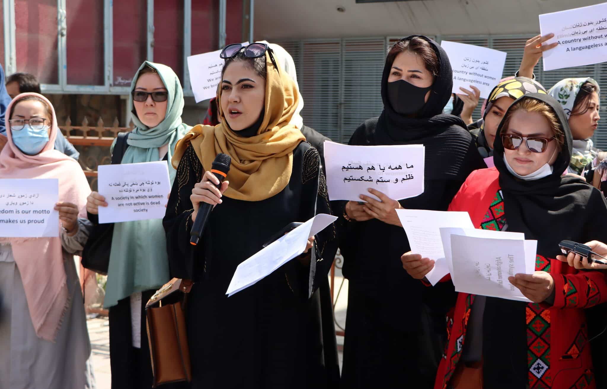 Un grupo de mujeres defiende sus derechos en Kabul