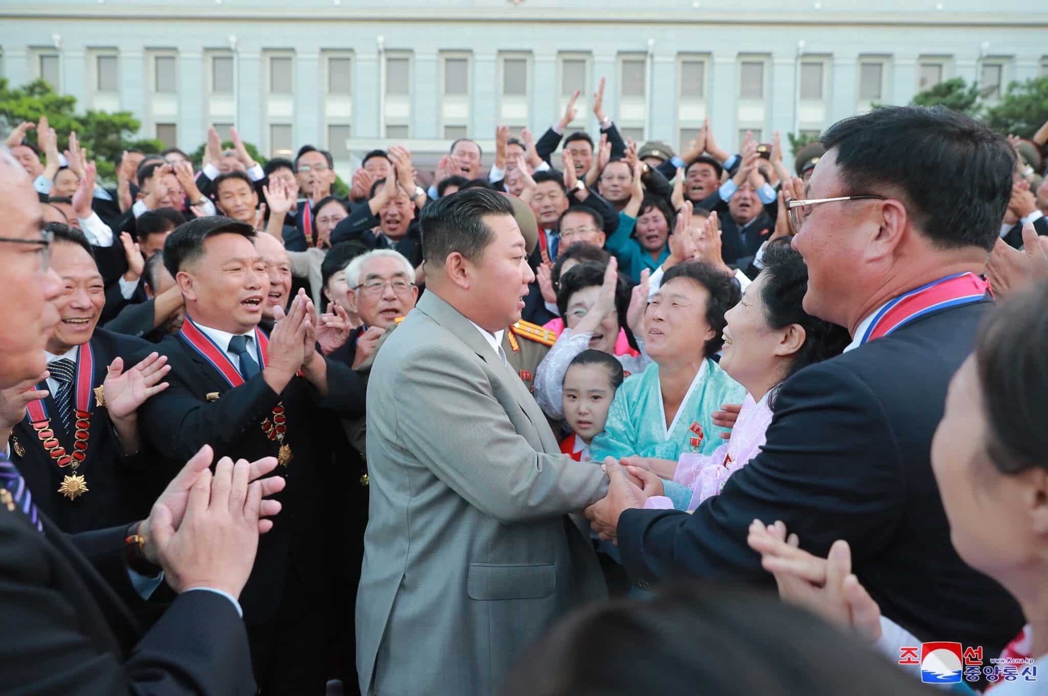 Kim Jong-un saluda a un grupo de ciudadanos en la fiesta de la independencia
