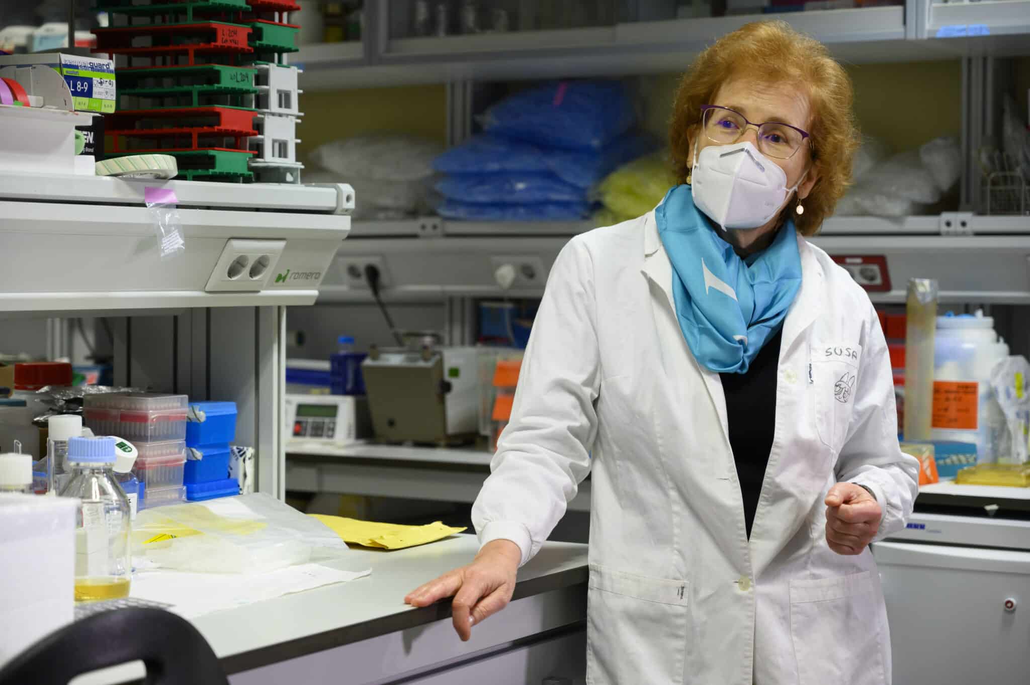 Margarita del Val en el laboratorio.