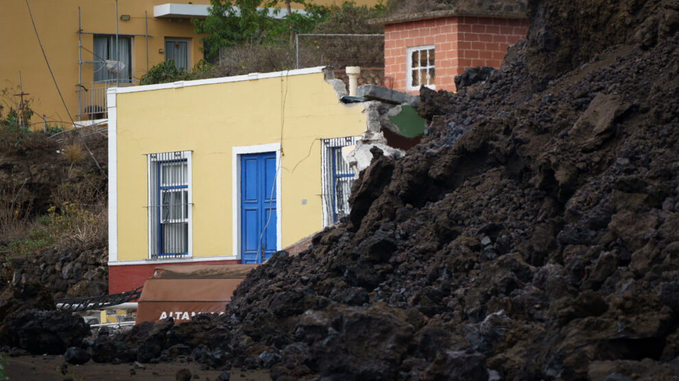 La colada de lava irrumpe en el pueblo de Todoque