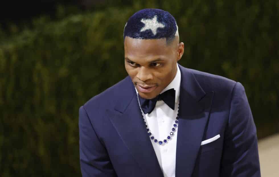 El jugador de baloncesto Russell Westbrook, vestido con un esmoquin de Ralph Lauren