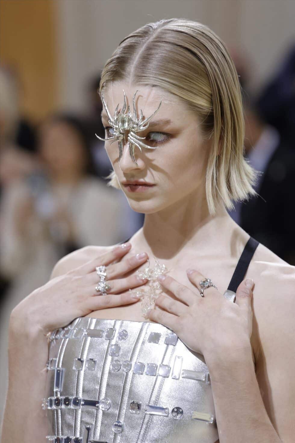 La modelo, actriz y activista transexual Hunter Schafer ha desfilado con un conjunto plateado de Prada que ha acompañado con un accesorio en forma de araña