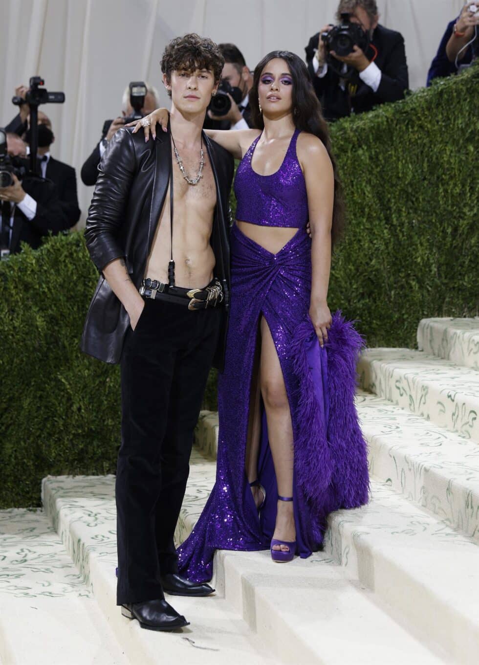Los cantantes Shawn Mendes y Camila Cabello, vestidos por Michael Kors