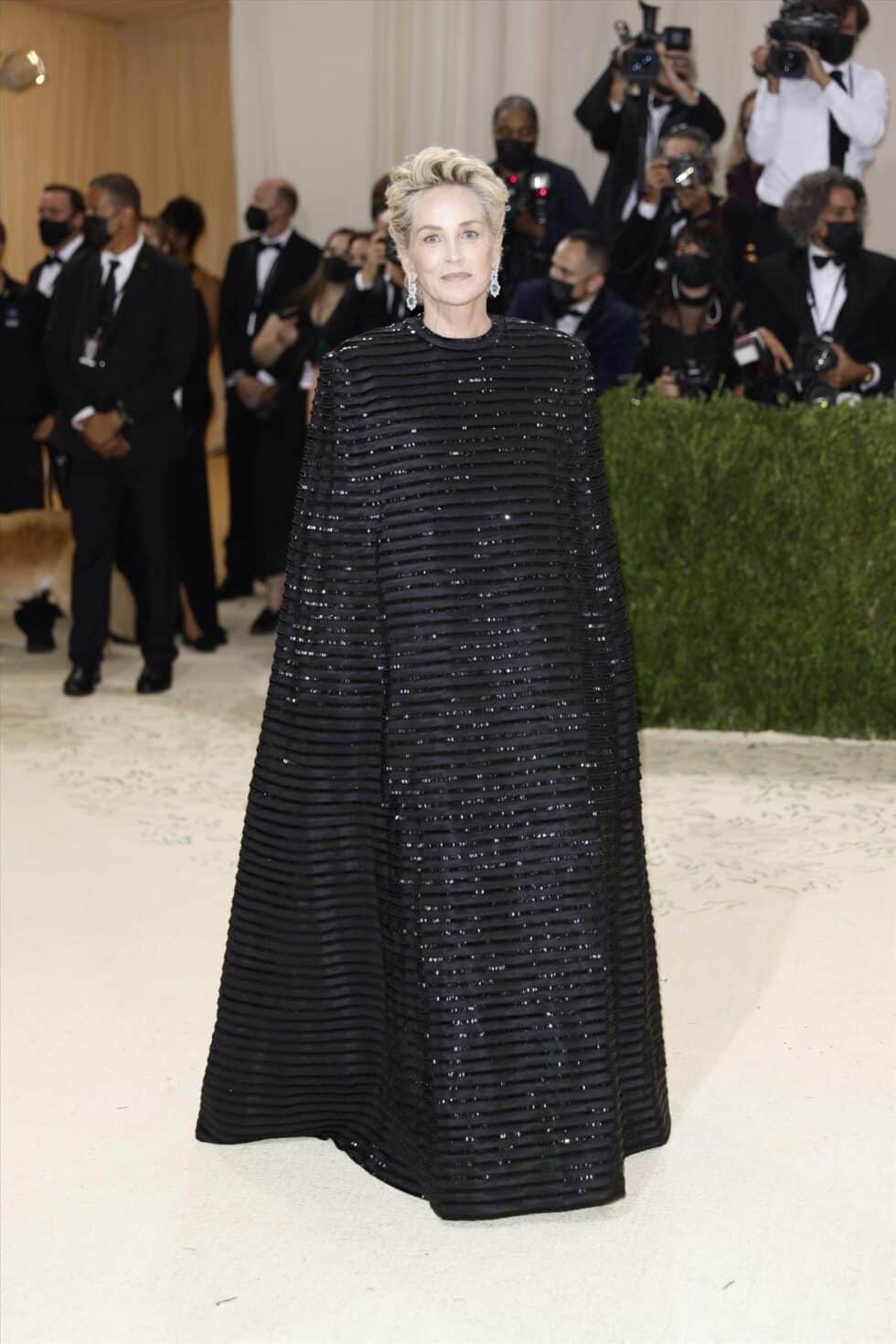 La actriz Sharon Stone, en un 'total look' negro de Thom Browne