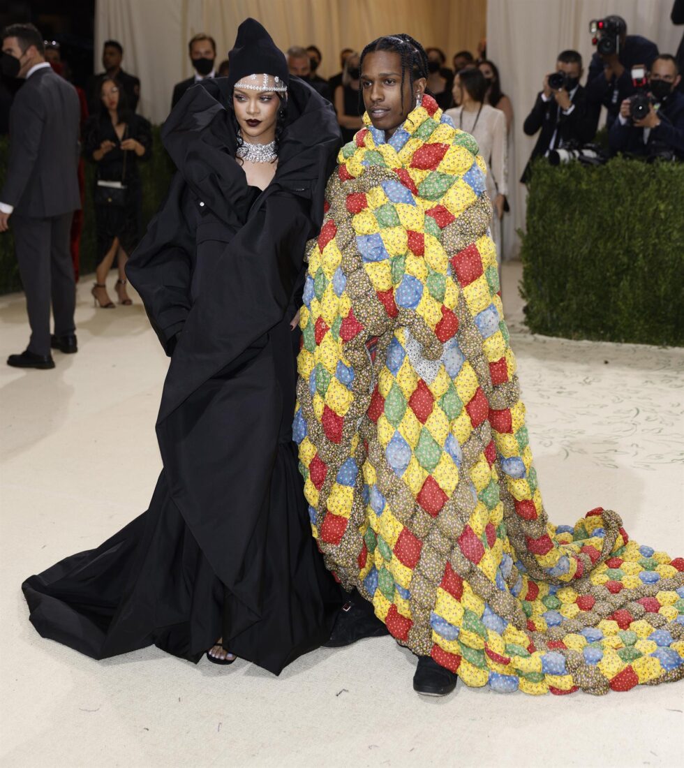 La cantante y empresaria Rihanna acompañada de su pareja, ASAP Rocky. Ambos vistieron de Balenciaga