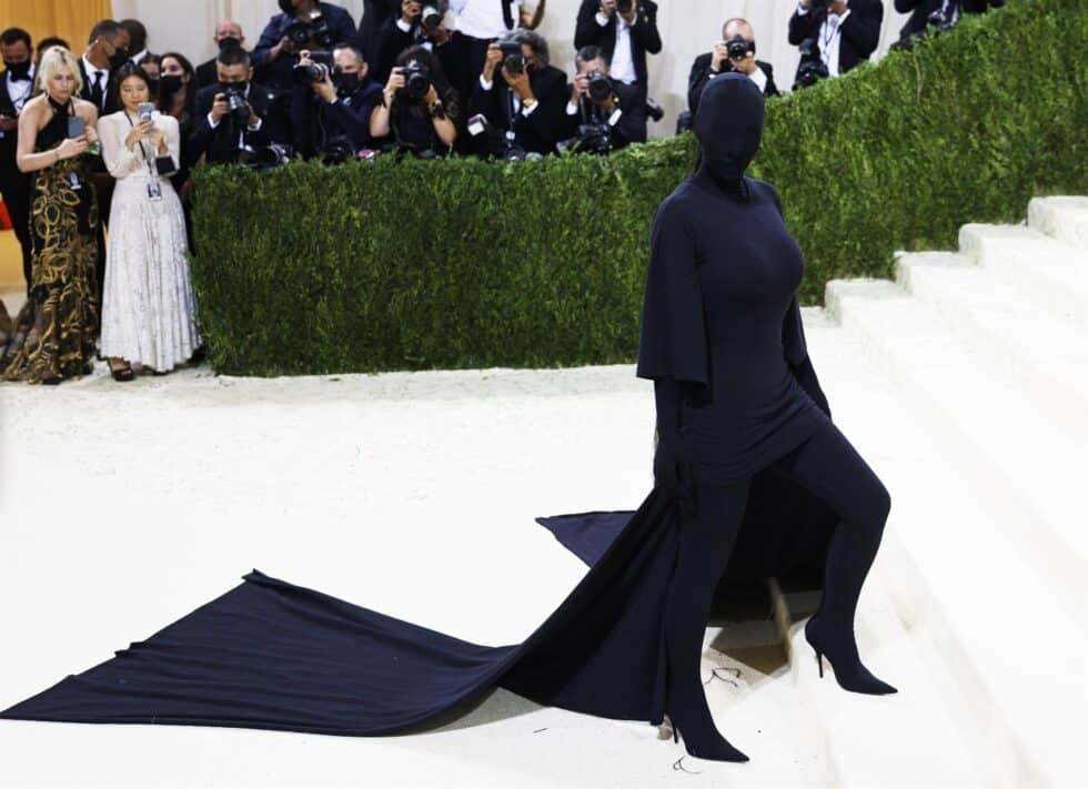 Kim Kardashian, con un estilismo de Balenciaga