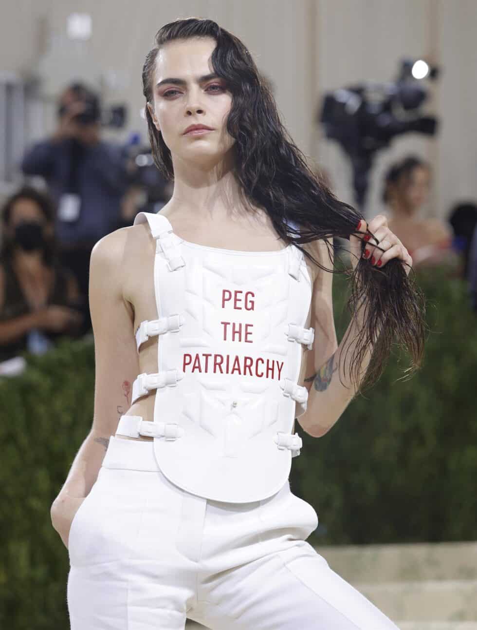La actriz y modelo Cara Delevinge luce un chaleco antibalas de Dior en el que se lee: 'Peg the patriarchy' ('Neutralicemos el patriarcado')